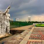 Jakartawallstatue.jpg